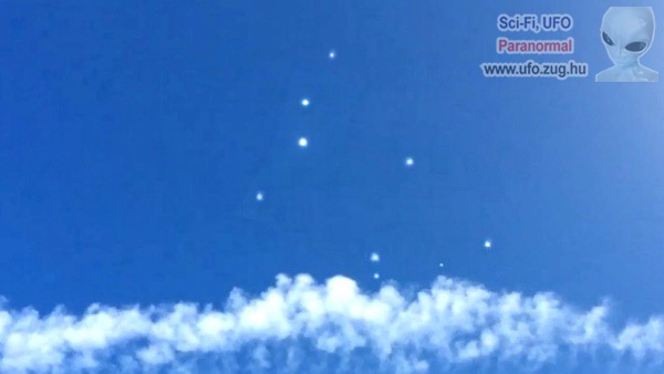 Egy egész csapatnyi UFO jelent meg a falu felett