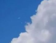 Azonosítatlan tárgyból kirepülő fényes gömbök