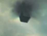 Kocka UFO érkezett a fekete lyukból?!