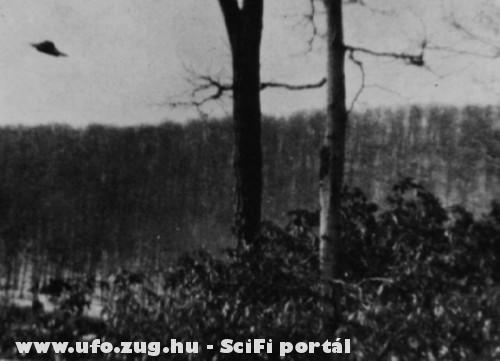 UFO a rét felett