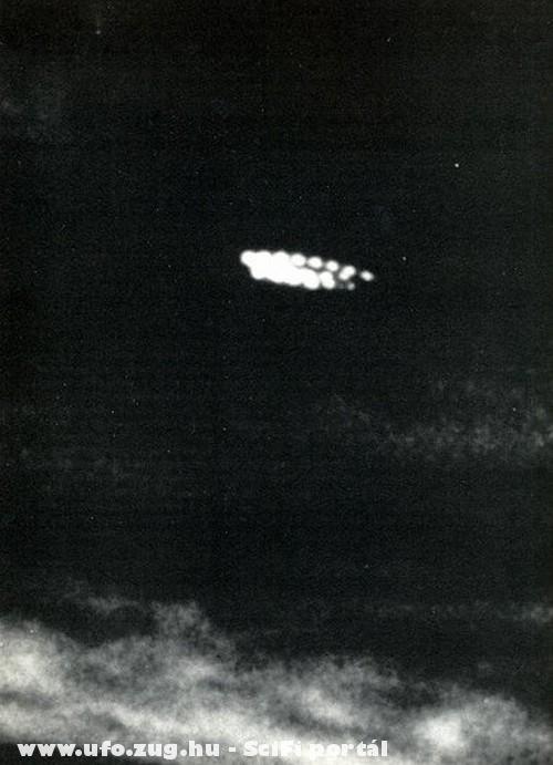 UFO az éjszakai égbolton