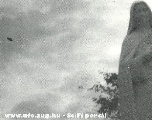 UFO a szobor mögött