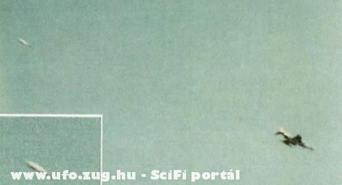 Az ufo üldözi a vadászgépet