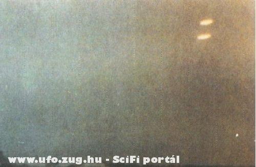 Két csészealj az égen