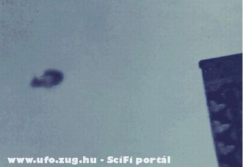 UFO az épület melett