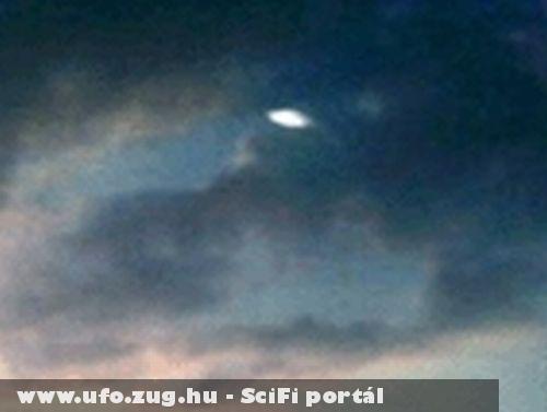 Kecelen UFO-t láttak a naplementében