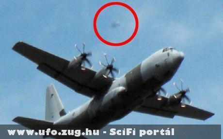 Ufó a katonai szállítógép felett