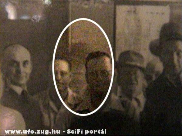 Furcsa foltok hátul-középen