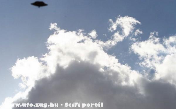 Ufo a felhõk felett