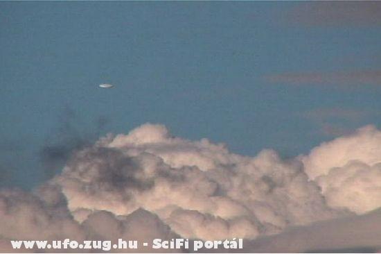 UFO a felhõk fölött